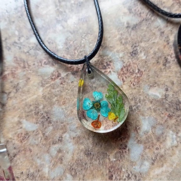 Flower Necklaces - Picture 2 of 6